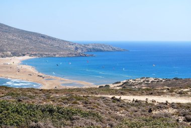 Görünüm hills, Prasonisi, Rodos, Yunanistan arasındaki kumlu plaj