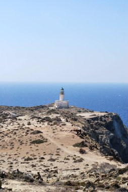 Deniz feneri görünümü üzerinde taş uçurumdan denizden gökyüzü, Prasonisi, Rodos, Yunanistan