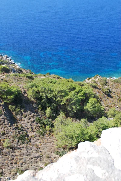 从希腊罗得岛克里尼尼亚村克里尼尼亚城堡废墟的石墙看大海的景色 — 图库照片