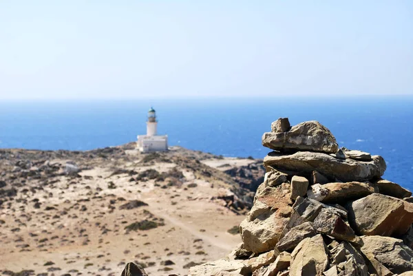 Close Bir Cairn Arka Planda Deniz Feneri Prasonisi Rodos Yunanistan — Stok fotoğraf