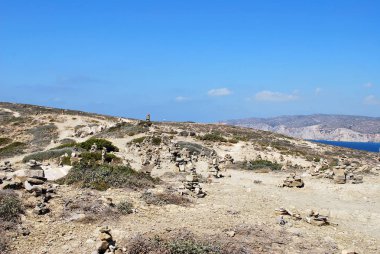 Piramit taş bir tepede gökyüzü, Prasonisi, Rodos, Yunanistan