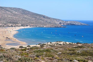 Görünüm hills, Prasonisi, Rodos, Yunanistan arasındaki kumlu plaj