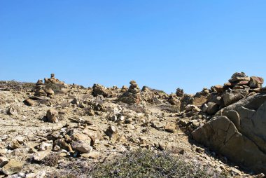 Piramit taş bir tepede gökyüzü, Prasonisi, Rodos, Yunanistan