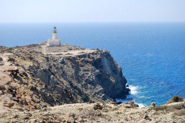 Deniz feneri görünümü üzerinde taş uçurumdan denizden gökyüzü, Prasonisi, Rodos, Yunanistan