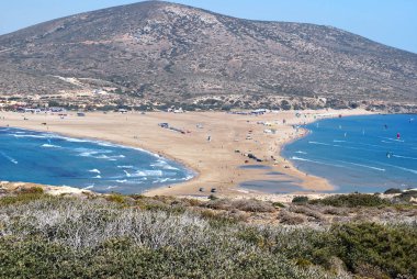Görünüm hills, Prasonisi, Rodos, Yunanistan arasındaki kumlu plaj