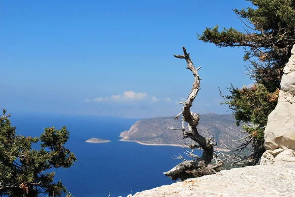 希腊罗得岛普拉索尼西山间的沙滩景观 — 图库照片