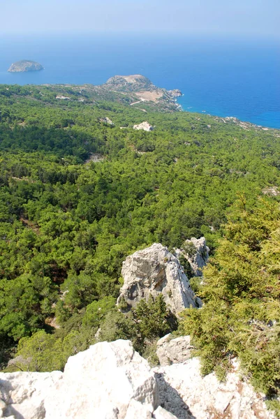 从希腊罗得岛克里尼尼亚村克里尼尼亚城堡废墟的石墙看大海的景色 — 图库照片