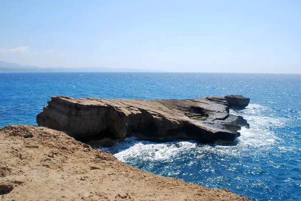希腊罗得岛富尔尼角 用白色泡沫顶着海浪冲过的大石头特写镜头 — 图库照片