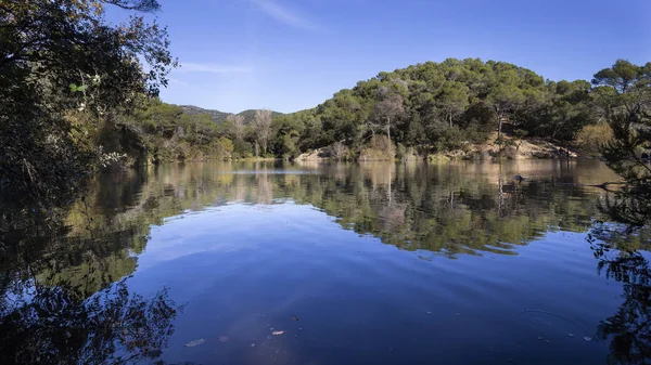 Piccolo lago a Terrassa, Barcellona — Foto Stock