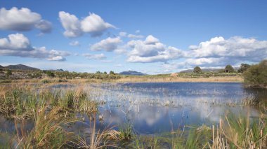Uzun pozlama peyzaj Gaianes bataklığa bulutlar ile