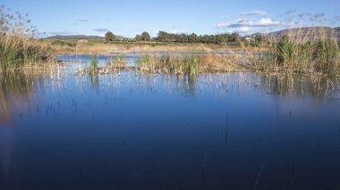 Uzun pozlama peyzaj Gaianes bataklığa bulutlar ile