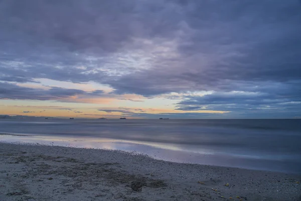 Sonnenaufgang am Strand von Saler, Langzeitbelichtung — Stockfoto