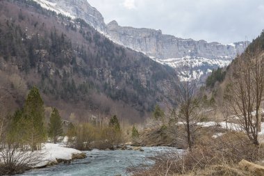 Ordesa y Monte Perdido Milli Parkı ile kar Arazas Nehri.