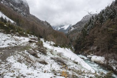 Ordesa y Monte Perdido Milli Parkı Bujaruelo vadisinde biraz kar dağ ile.