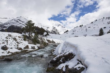 Kar, Ordesa y Monte Perdido Milli Parkı ile Otal Vadisi'nde otal Nehri.