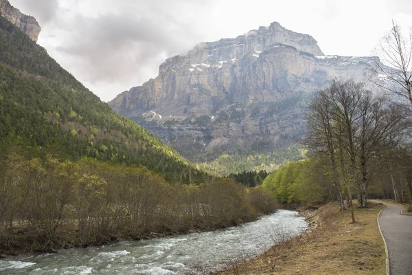 Arazas řeka v regionu Ordesa y Monte Perdido national park. — Stock fotografie