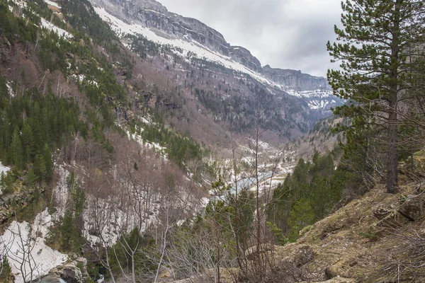 Ordesa y Monte Perdido nationalpark med lite snö på våren. — Stockfoto