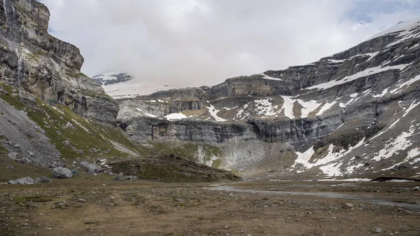 Ordesa y Monte Perdido nationalpark med lite snö. — Stockfoto