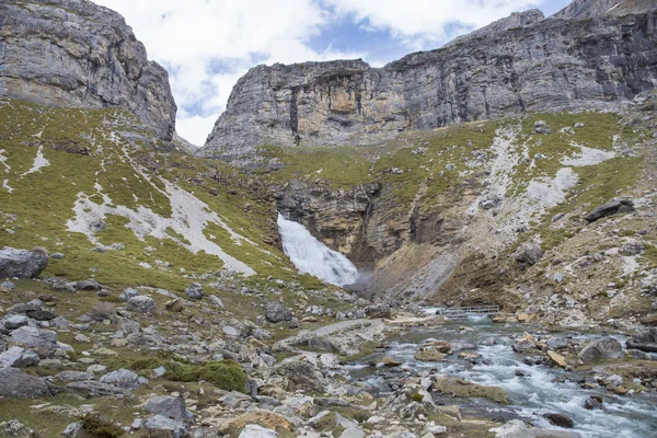 Åkerfräken vattenfall i Ordesa y Monte Perdido nationalpark. — Stockfoto