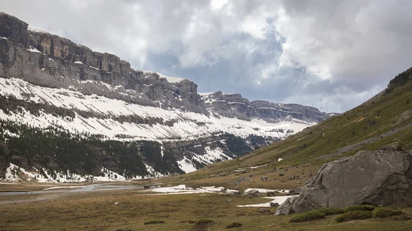 Nationaalpark van Ordesa y Monte Perdido met wat sneeuw. — Stockfoto