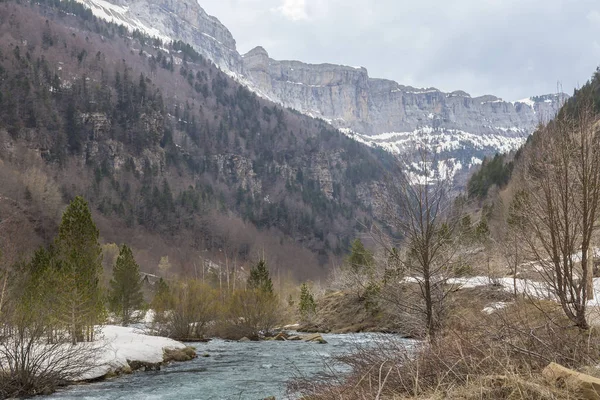 Arazas řeka v národním parku Ordesa y Monte Perdido se sněhem. — Stock fotografie
