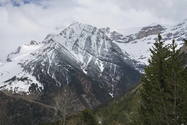 Ordesa y Monte Perdido Milli Parkı Bujaruelo vadisinde biraz kar dağ ile.
