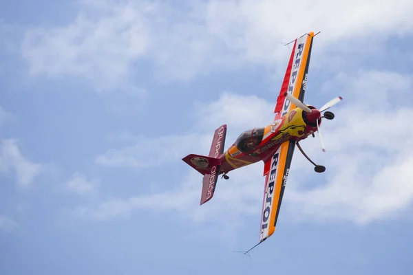 Acrobatische Spanje kampioenschap 2018, Requena (Valencia, Spanje) junio 2018, pilot C stor Fantoba, vliegtuig Soechoj 26-M. — Stockfoto