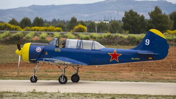 Akrobatické Španělsko mistrovství 2018, Requena (Valencie, Španělsko) junio 2018, pilot Javier Amor, letadlo Jak 52. — Stock fotografie