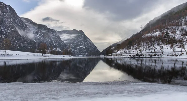 Pantano de Torrassa en invierno con nieve . —  Fotos de Stock