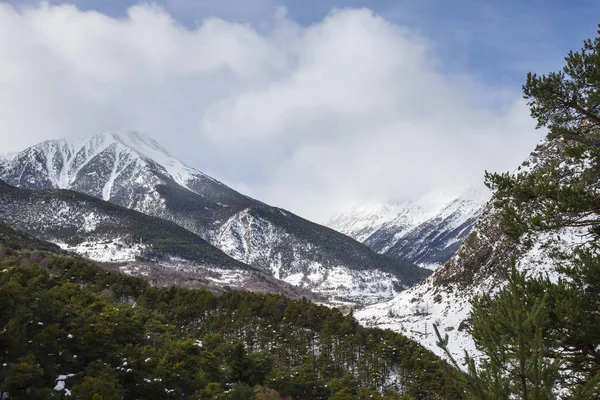 Espot şehir kışın karlı ve dağlar.