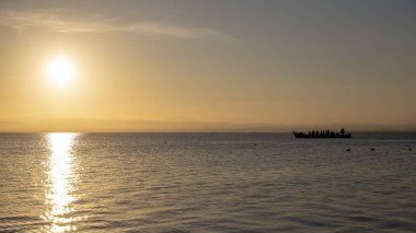 Gün batımında Valencia Albufera insanlarla Tekne.
