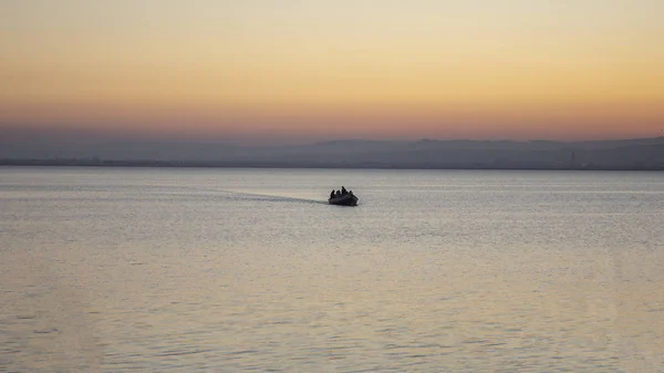 Csónak az emberekkel Albufera a Valencia a naplementekor. — Stock Fotó