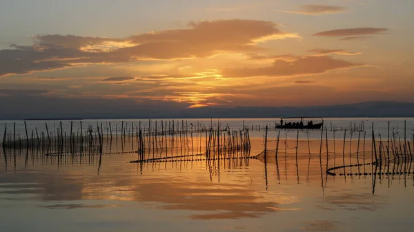Gün batımında Valencia Albufera insanlarla Tekne.