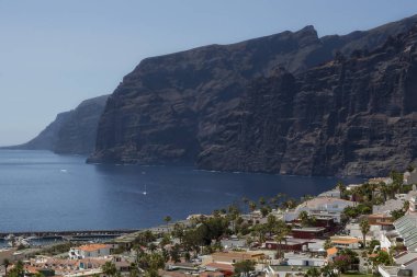 Santiago del Teide'deki Devlerin Uçurumu.