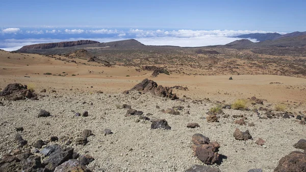 Ascenso a la cima del Teide por el sendero blanco de la montaña . — Foto de Stock