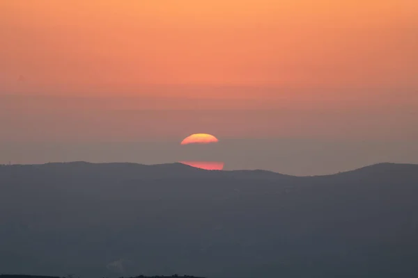 Ηλιοβασίλεμα στο βουνό, ήλιος πίσω από το βουνό. — Φωτογραφία Αρχείου