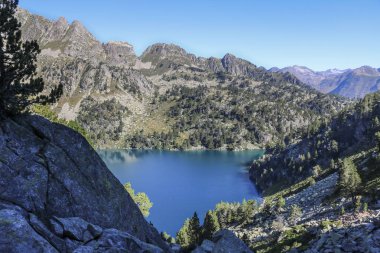 Yaz aylarında Gerber vadisi, Aig estortes ve Sant Maurici Estany milli parkı.