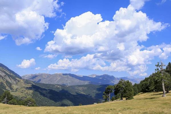Nubes en un "Pla de la Font", parque nacional de Aig jalá estortes i Estany de Sant Maurici . — Foto de Stock