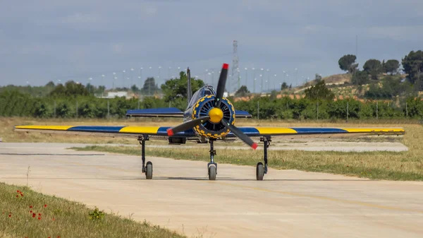 Acrobatic Spain Championship 2019 (CEVA 2019), Requena (Valencia, Spain) junio 2019, pilot Miguel Salas, airplane Yak 52. — Stock Photo, Image
