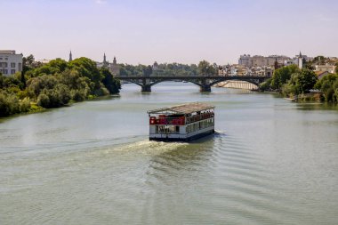 Triana köprüsü yakınında tekne ile Guadalquivir nehri.
