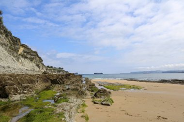 Bazı bulutlar ile sardinero plaj sonunda Kayalar.