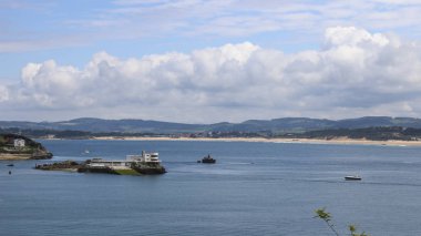 Bazı beyaz bulutlar ile bir gün Kule ada.