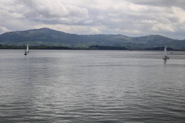 Santander körfezi nde beyaz bulutların olduğu bir günde.