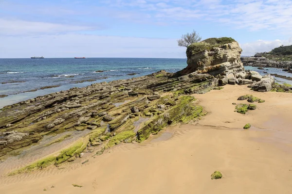 Bazı beyaz bulutlar ile güneşli bir günde Camel plaj.