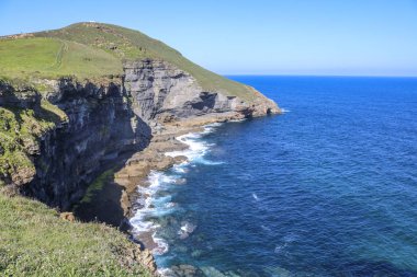 Cantabria kıyısındaki kayalıklar.