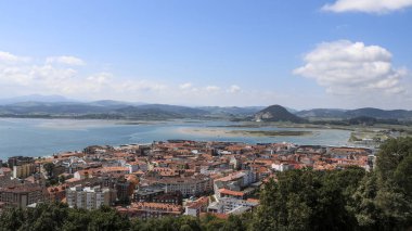 Güneşli bir günde Buciero dağdan Santo kasabasımanzarası,