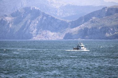 Midle bir tekne ile Santona körfezi.