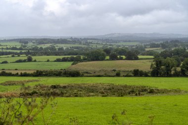 Yağmur bir günde Wicklow yolu manzara.