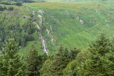 Wicklow şekilde Glenmalure şelale manzarası.