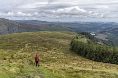 Wicklow yolu manzara, Glendalough vale, yolda bir kız ile.
